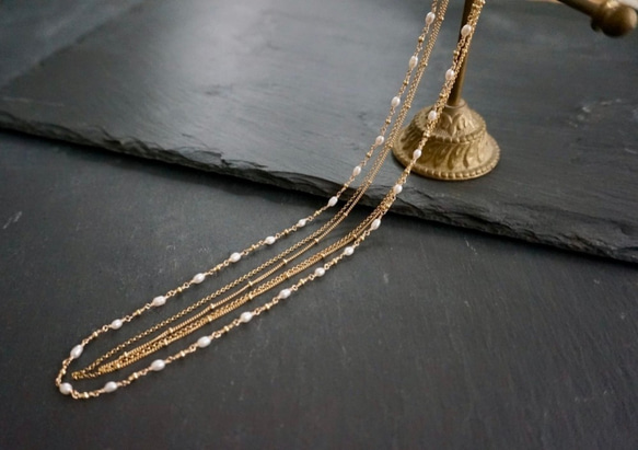 Signature - Necklace - blanc petit パール（ホワイト）× ゴールド 三連 ネックレス 1枚目の画像