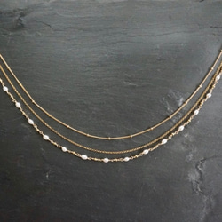 Signature - Necklace - blanc petit パール（ホワイト）× ゴールド 三連 ネックレス 2枚目の画像