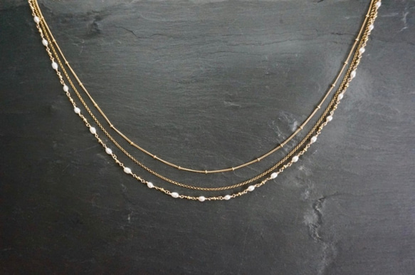 Signature - Necklace - blanc petit パール（ホワイト）× ゴールド 三連 ネックレス 2枚目の画像