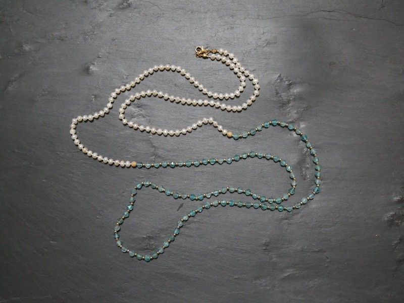 Aurora #1 アパタイト（ライトブルー） × パール（ホワイト） ロングネックレス 細め・華奢