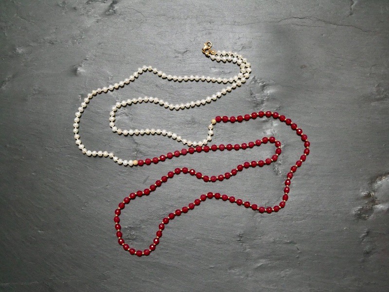 Aurora #5 レッドジェイド（レッド） × パール（ホワイト） ロングネックレス 細め・華奢