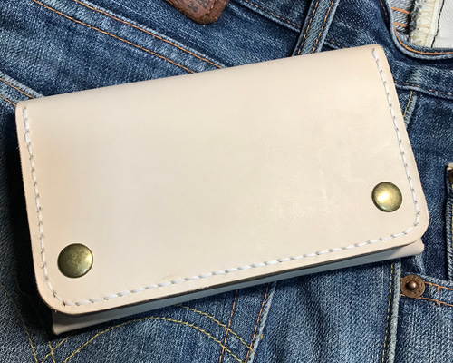 飴色にエージングするヌメ革トラッカーウォレット 二つ折り財布