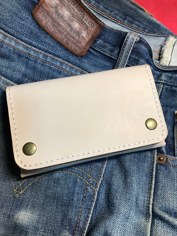 飴色にエージングするヌメ革トラッカーウォレット 二つ折り財布