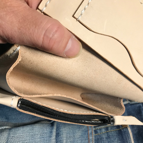 飴色にエージングするヌメ革トラッカーウォレット 二つ折り財布