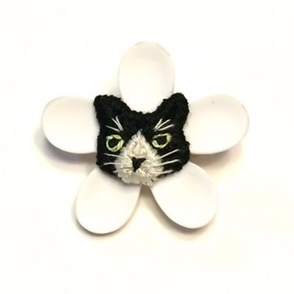 貓和花胸針 繡花貓臉並附在可愛的花朵鈕扣上製作胸針 NH-26 第1張的照片