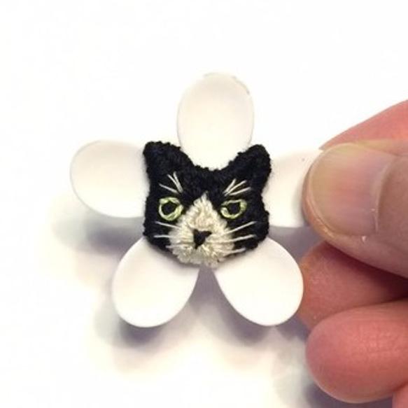 貓和花胸針 繡花貓臉並附在可愛的花朵鈕扣上製作胸針 NH-26 第3張的照片
