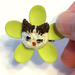ネコと花のブローチ 猫の顔を刺繍しかわいい花のボタンに付けてブローチに仕上げました ＮＨ-20 3枚目の画像