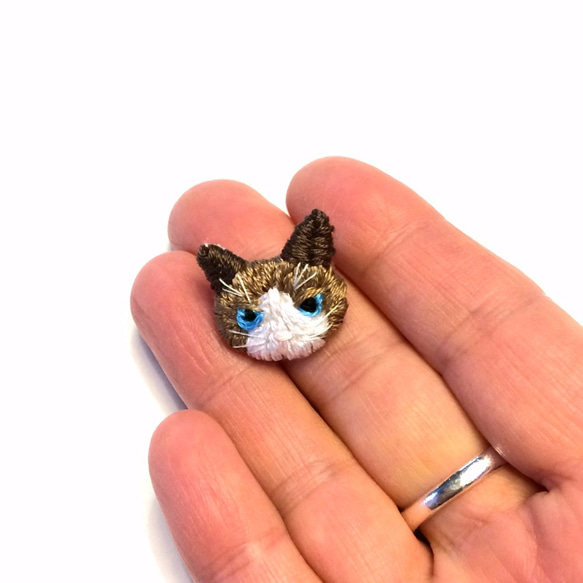 『ネコのピンバッチ』刺繍  (チェルオちゃん) 　ＮＨ-10 soldout 3枚目の画像