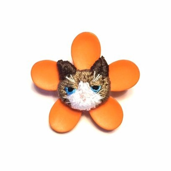 ネコと花のブローチ 猫の顔を刺繍しかわいい花のボタンに付けてブローチに仕上げました ＮＨ-28 1枚目の画像