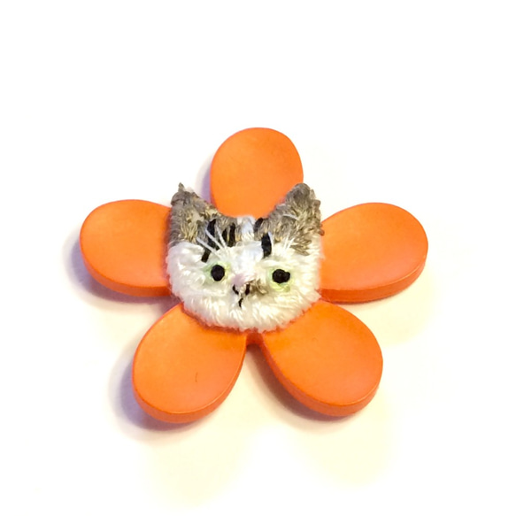貓和花胸針 繡花貓臉並附上可愛的花朵鈕扣來製作胸針 NH-2 第1張的照片
