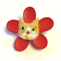 貓和花胸針 繡花貓臉並附在可愛的花朵鈕扣上製作胸針 NH-10 第1張的照片