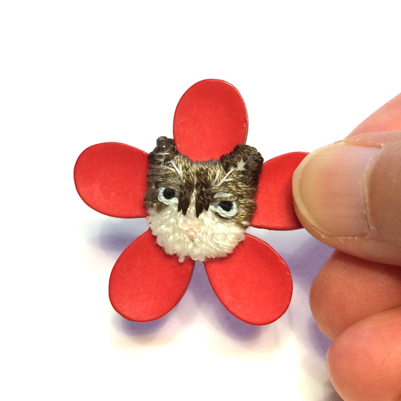 ネコと花のブローチ 猫の顔を刺繍しかわいい花のボタンに付けてブローチに仕上げました。ＮＨ-3 3枚目の画像
