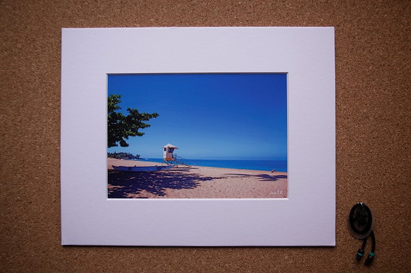 【Lifesavers】ハワイ海の写真　オーシャン　ビーチ　青い海　ヤシの木　南の島　南国　風景写真　マットフレーム 2枚目の画像