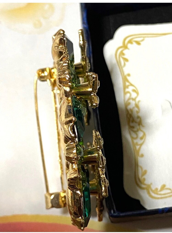 ［送料無料］48 エメラルドグリーンの色が、とても綺麗なサークル形のブローチA❣️ 8枚目の画像