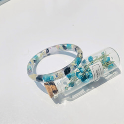 【sample　sale】～紺碧の空色バングル～　ブルー　青　わすれな草　カスミソウ　かすみそう　紫陽花　クリア　レジン 3枚目の画像