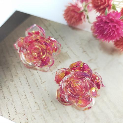 紅ペンデュラムとドライフラワー赤薔薇と雫と蝶々のゴシック
