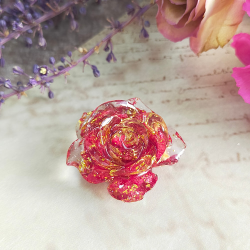 紅薔薇と蝶々 ドライフラワーを封入したバラとレジン雫のピアス