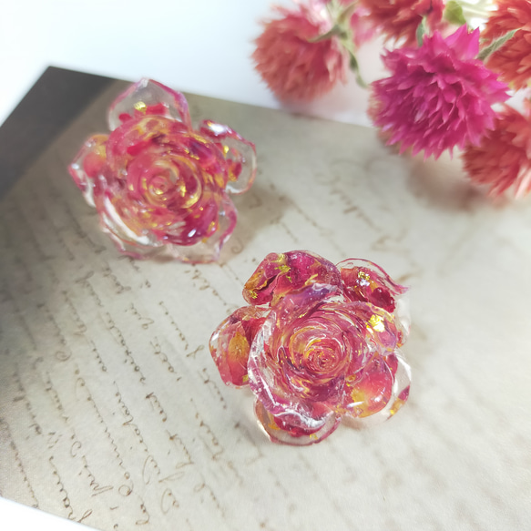 〜真紅の薔薇のイヤリング〜　バラ　ばら　林檎　りんご　リンゴ　レジン　クリア　ドライフラワー　赤　レッド　ゴールド　花 10枚目の画像