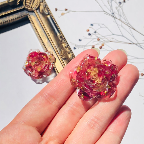 紅ペンデュラムとドライフラワー赤薔薇と雫と蝶々のゴシック