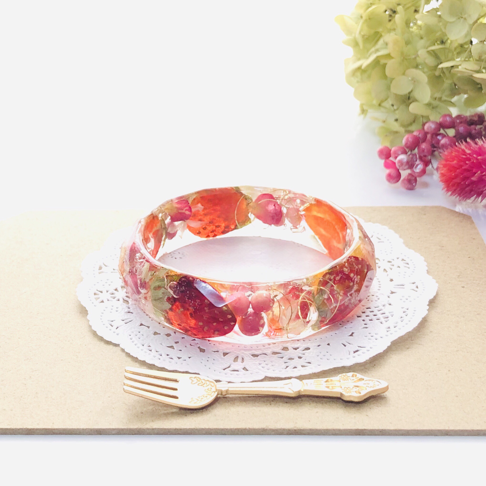 〜苺のショートケーキのようなスイーツバングル〜　いちご　イチゴ　苺　フルーツ　クリア　レジン　春　夏　秋　冬　ピンク　花