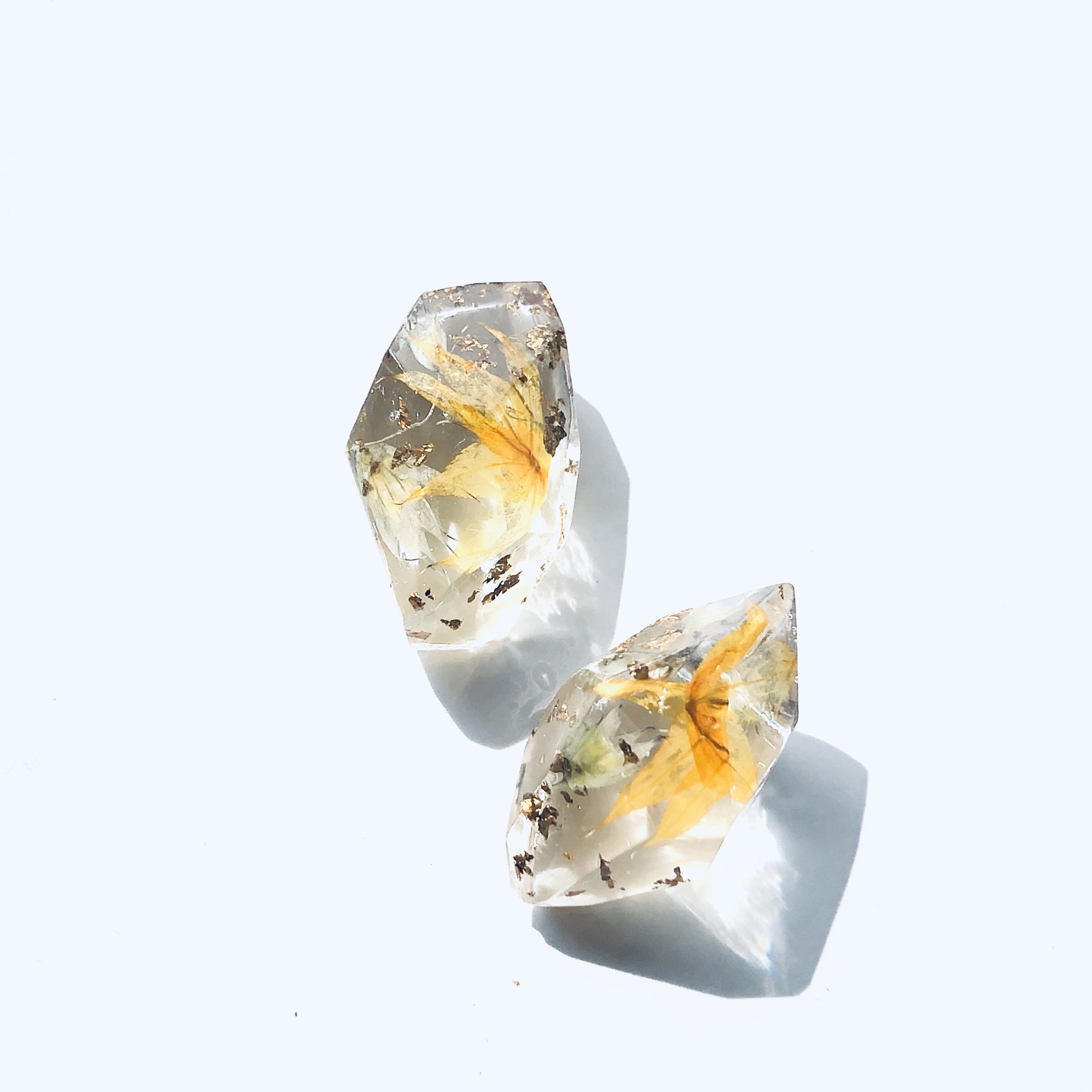 〜水彩画のようなメラスフェルラのイヤリング〜ドライフラワー　オレンジ　鉱石　クリア　レジン　菱形　ダイヤ　春　夏　秋　冬