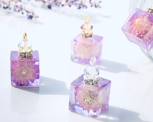 【新作】♡香水瓶レジン　薔薇などお花たっぷりピアス　イヤリング 新作】♡香水瓶レジン 薔薇などお花たっぷりピアス イヤリング