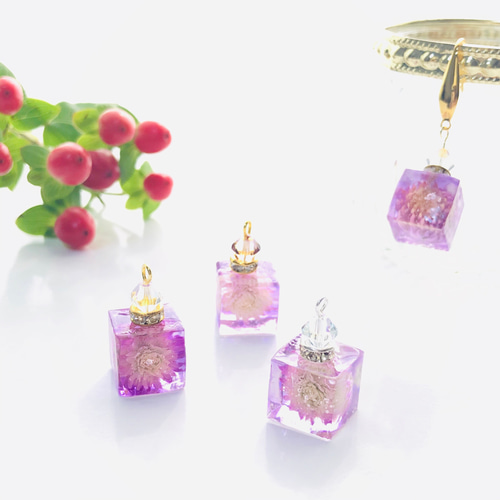 千日紅の香水瓶のイヤリング〜 パフューム クリア レジン ドライ