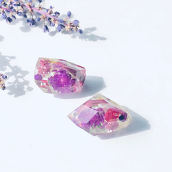 〜紫式部色の千日紅の鉱石イヤリング〜　鉱山　宝石　ゴールド　クリア　レジン　菱形　ダイヤ　ピアス　景色　樹脂　春夏秋冬　 1枚目の画像