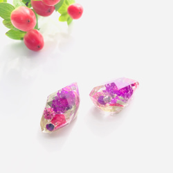 〜紫式部色の千日紅の鉱石イヤリング〜　鉱山　宝石　ゴールド　クリア　レジン　菱形　ダイヤ　ピアス　景色　樹脂　春夏秋冬　 4枚目の画像