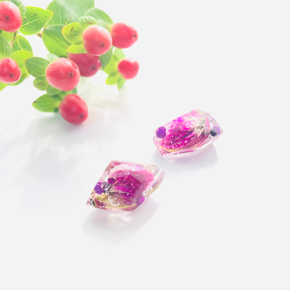 〜紫式部色の千日紅の鉱石イヤリング〜　鉱山　宝石　ゴールド　クリア　レジン　菱形　ダイヤ　ピアス　景色　樹脂　春夏秋冬　 4枚目の画像