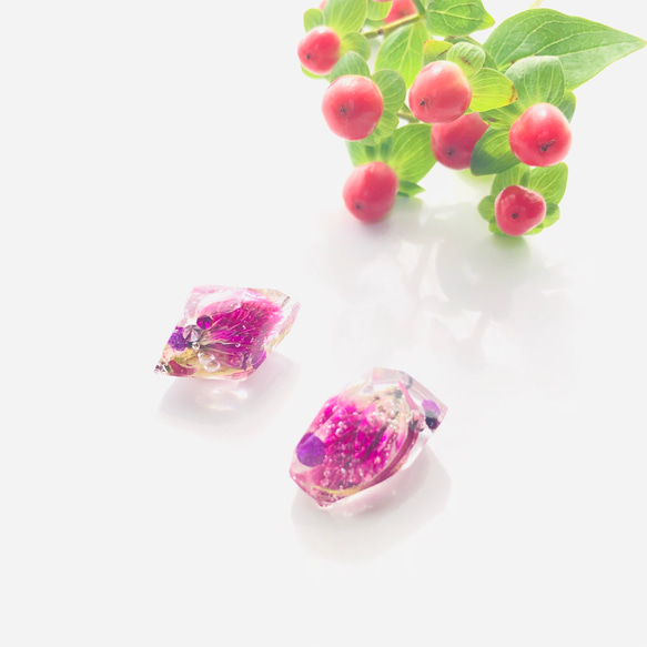 〜紫式部色の千日紅の鉱石イヤリング〜　鉱山　宝石　ゴールド　クリア　レジン　菱形　ダイヤ　ピアス　景色　樹脂　春夏秋冬　 5枚目の画像