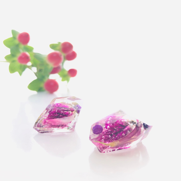 〜紫式部色の千日紅の鉱石イヤリング〜　鉱山　宝石　ゴールド　クリア　レジン　菱形　ダイヤ　ピアス　景色　樹脂　春夏秋冬　 6枚目の画像