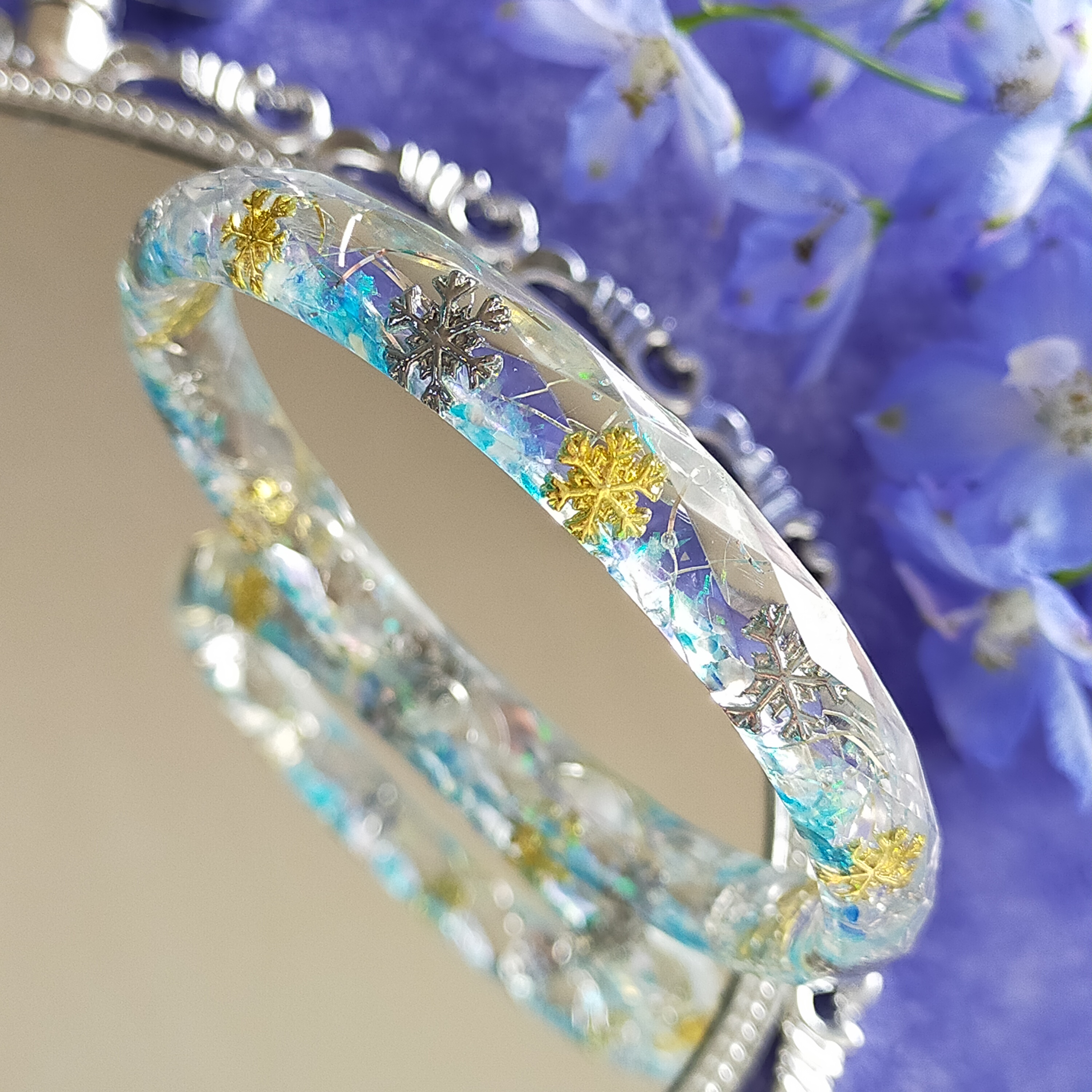 〜雪の結晶のバングル〜　クリア　レジン　クリスマス　秋冬　ドライフラワー　プレゼント　ブルー　透明　かわいい　シルバー