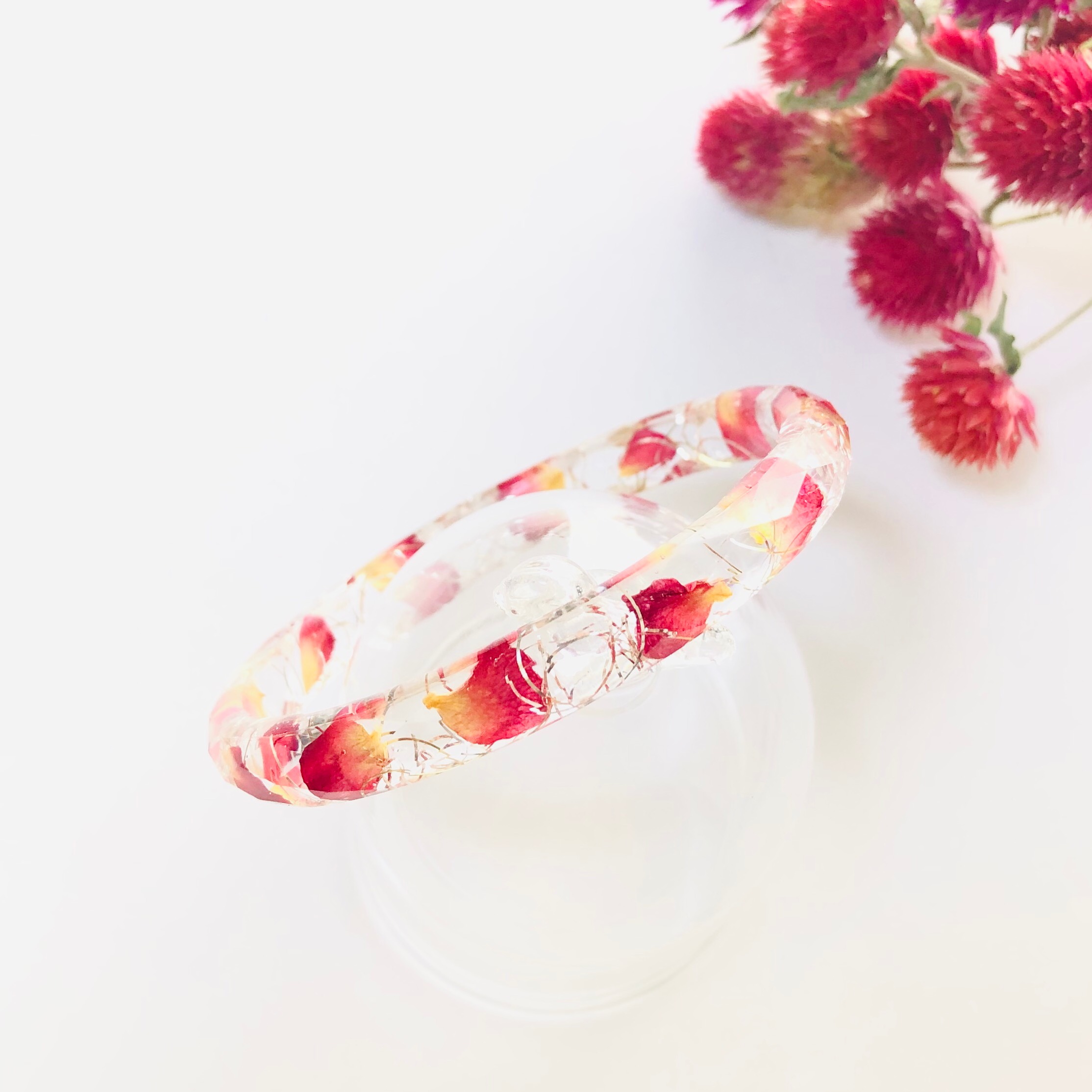 ローズペタルとカーリースモークのバングル　花　レジン　バングル　ブレス　ドライフラワー　赤　クリア　ボルドー　ワイン