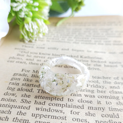 ホワイトブーケのV字ドロップリング〜 ドライフラワー 指輪 クリア