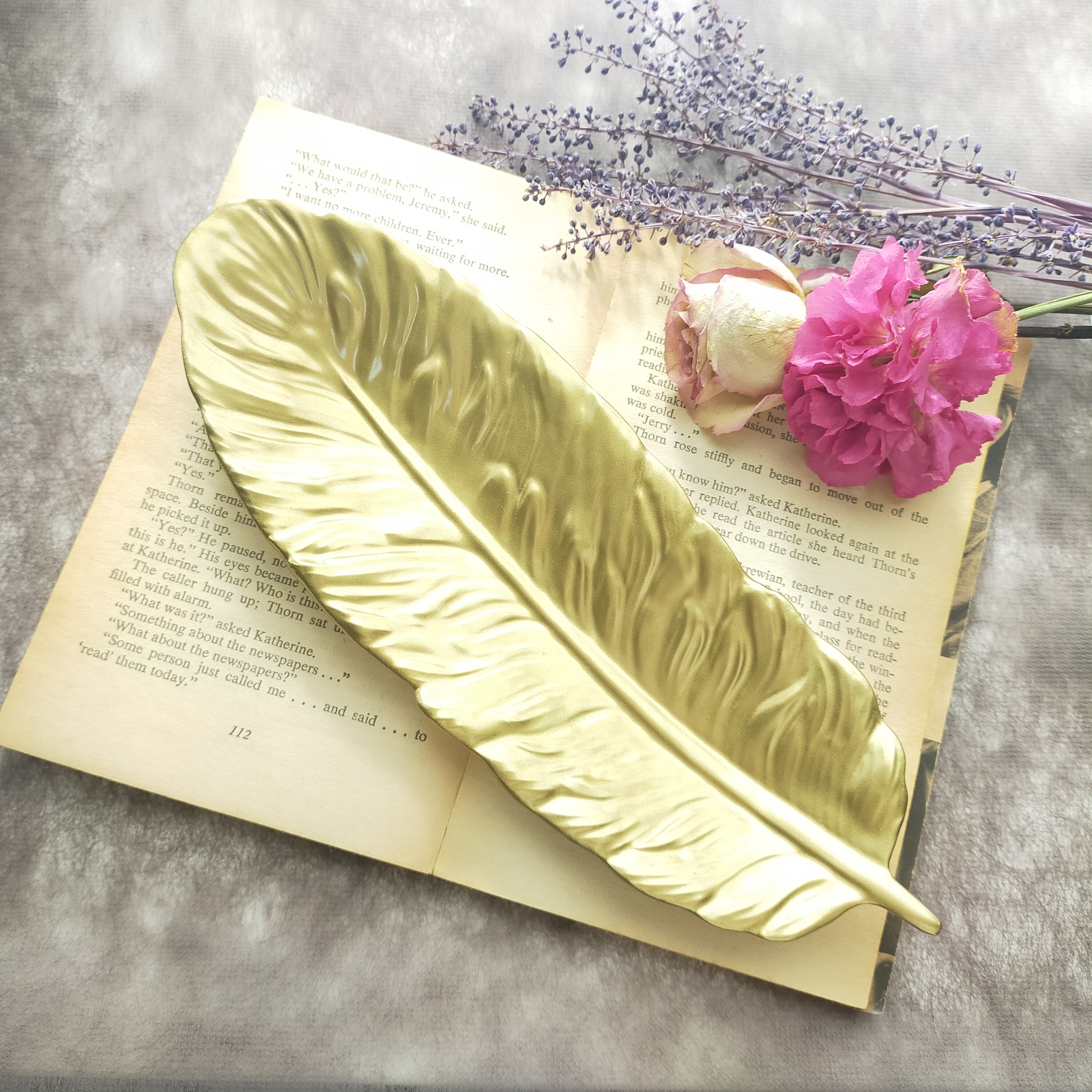 〜メタリックゴールドフェザーのアクセサリートレー〜　アクセサリー収納　眼鏡ケース　キャッシュトレイ　コイントレイ　小物入