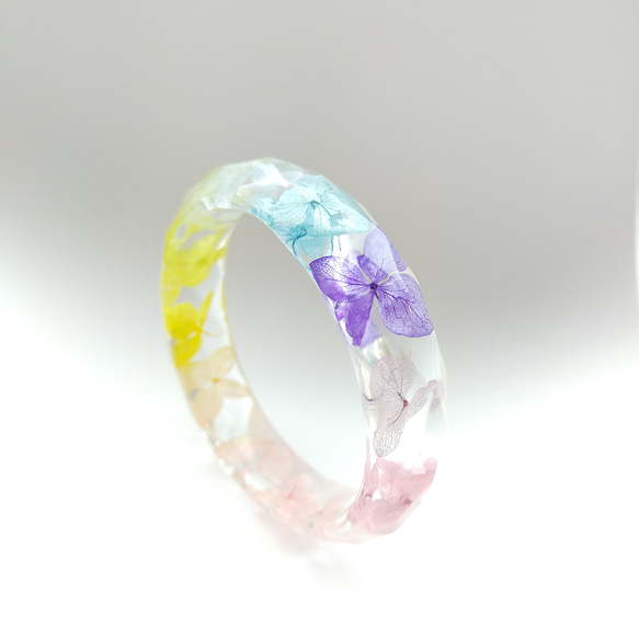 〜あじさいのアミュレットバングル〜　アジサイ　ブルー　虹色　バングル　クリア　レジン　ハーバリウム　花　ドライフラワー　 1枚目の画像