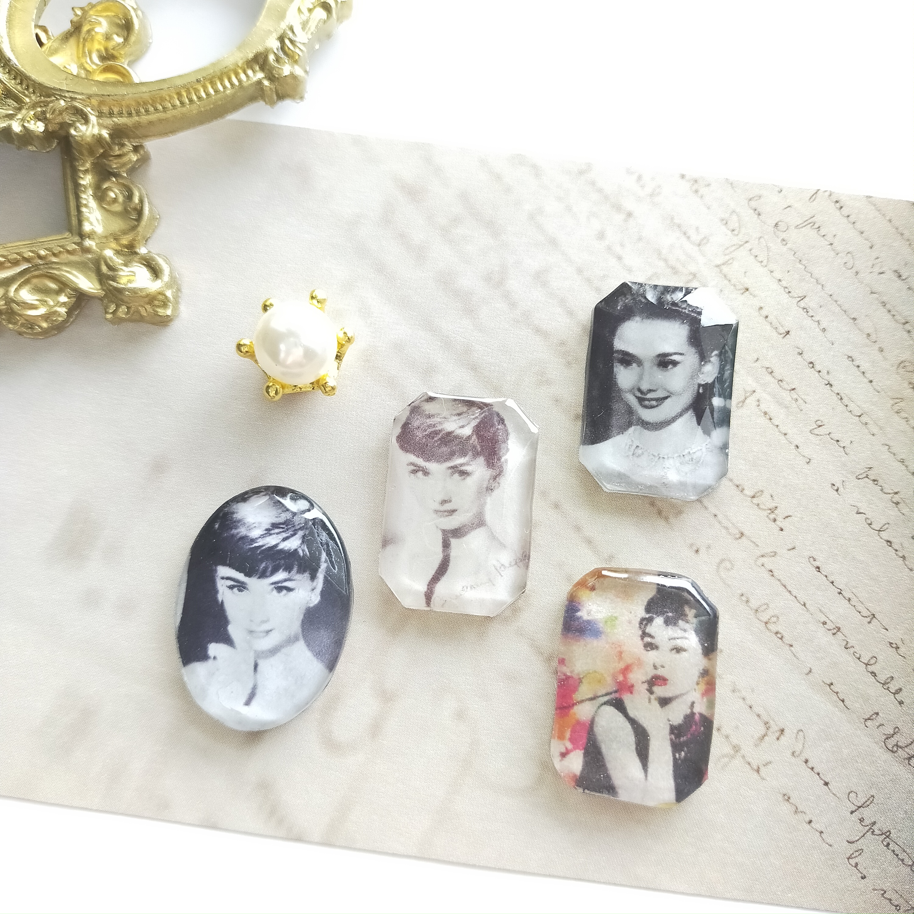 〜オードリーヘップバーンのイヤリング〜　面白い　おもしろい　絵画　個性的　アート　顔　人　写真　アンティーク　ビンテージ