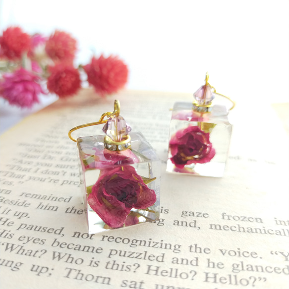 【新作】♡香水瓶レジン　薔薇などお花たっぷりピアス　イヤリング 新作】♡香水瓶レジン 薔薇などお花たっぷりピアス イヤリング 新作