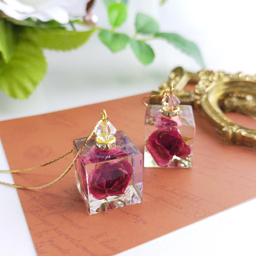 薔薇のパフュームイヤリング〜 香水瓶 クリア レジン ドライフラワー 