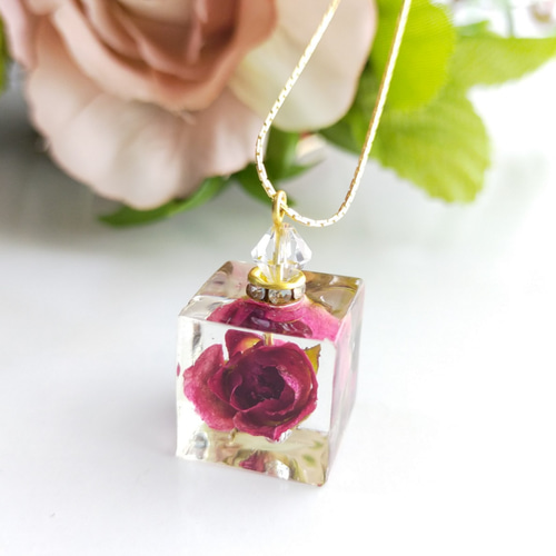 薔薇のパフュームネックレス〜 香水瓶 クリア レジン ドライ