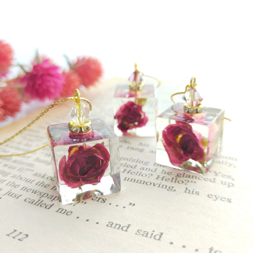 薔薇のパフュームネックレス〜 香水瓶 クリア レジン ドライ