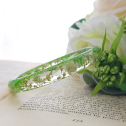 ～ソリダコとかすみ草のナチュラルバングル～　クリア　レジン　緑　植物　アラベスク　自然　シンプル　グリーン　透明　花　 7枚目の画像