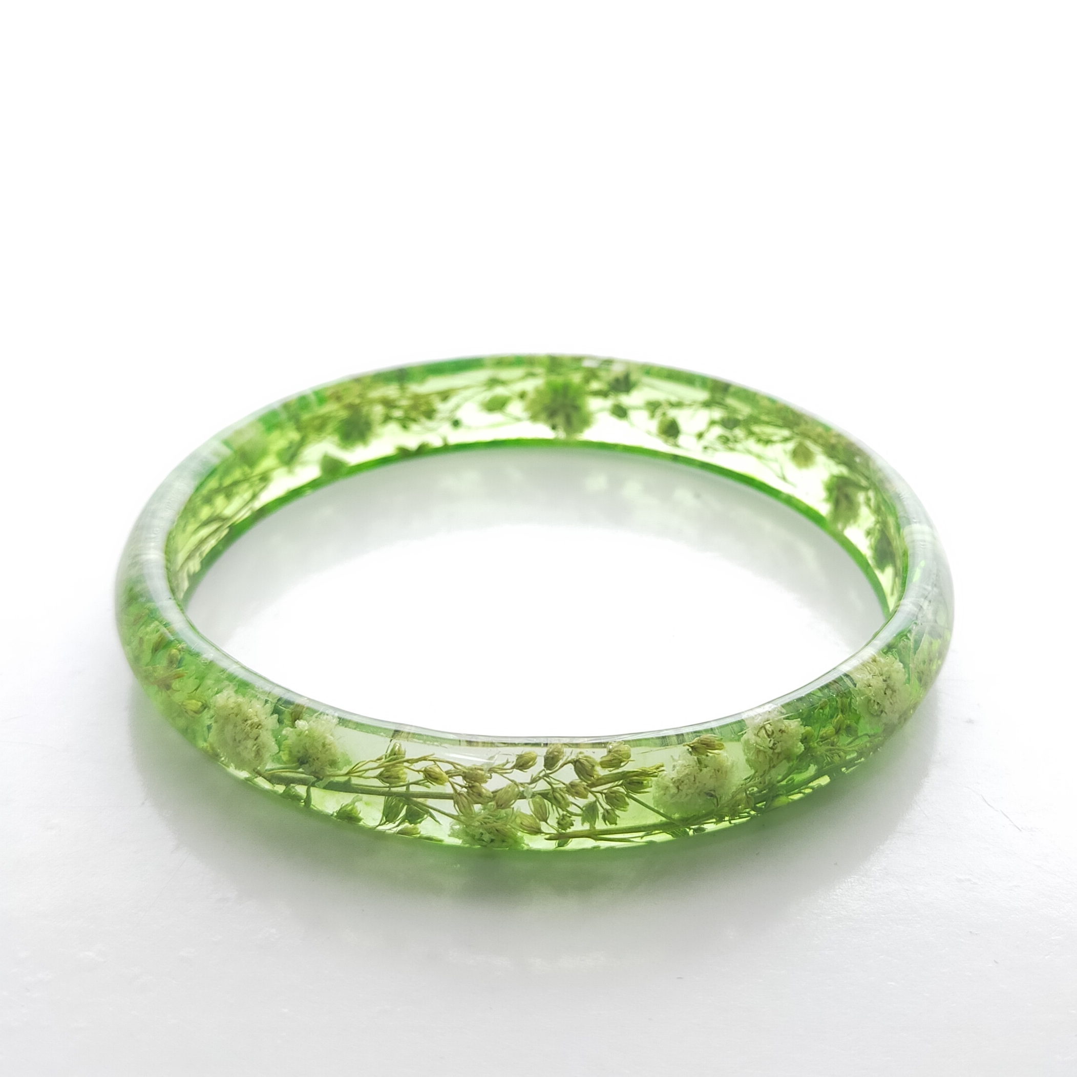 ～ペリドットカラーのグリーンバングル～　クリア　レジン　緑　植物　アラベスク　ナチュラル　シンプル　グリーン　透明　花