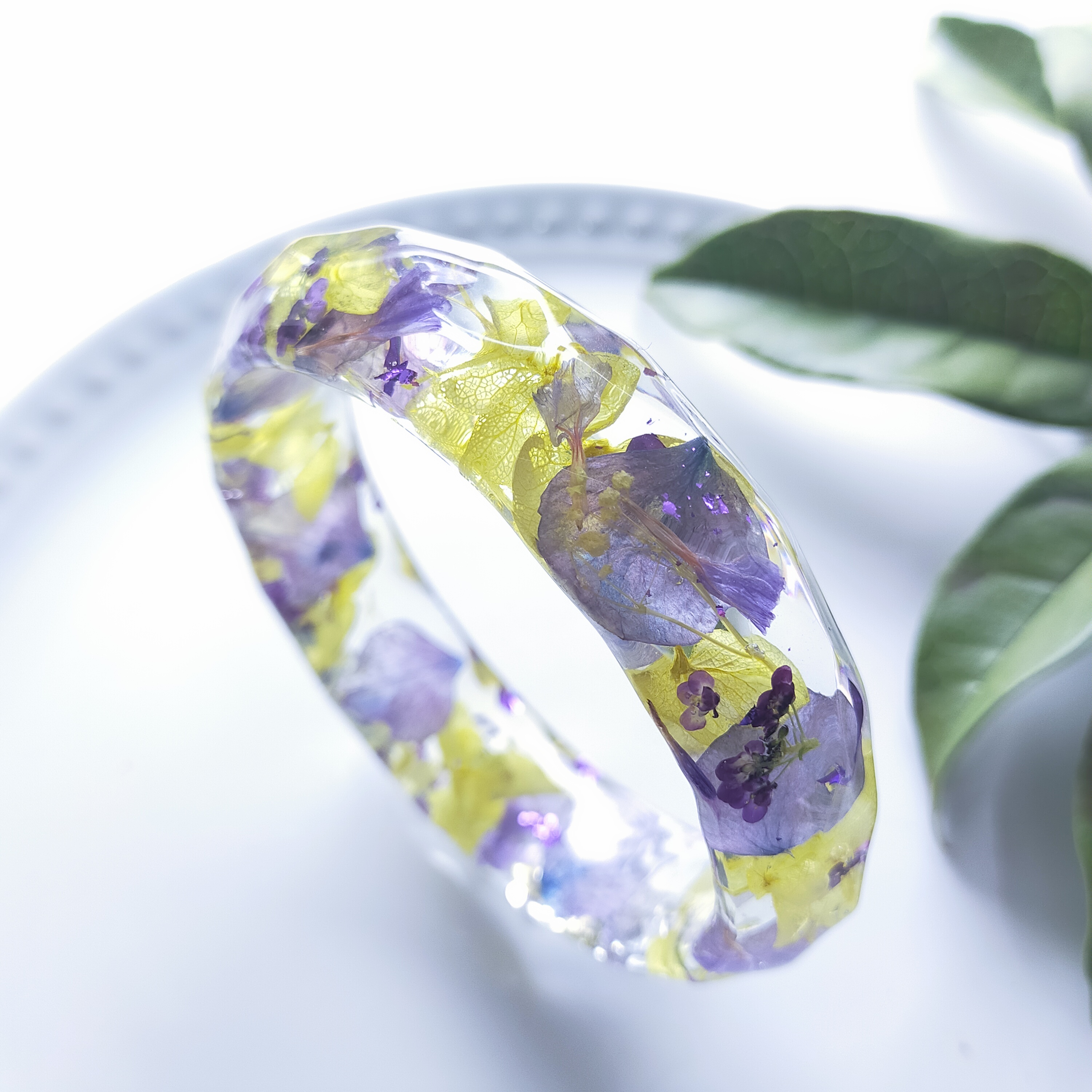 〜ネオンカラーの秋色バングル〜　アジサイ　ブルー　バングル　クリア　レジン　ハーバリウム　ドライフラワー　透明　花　紫緑