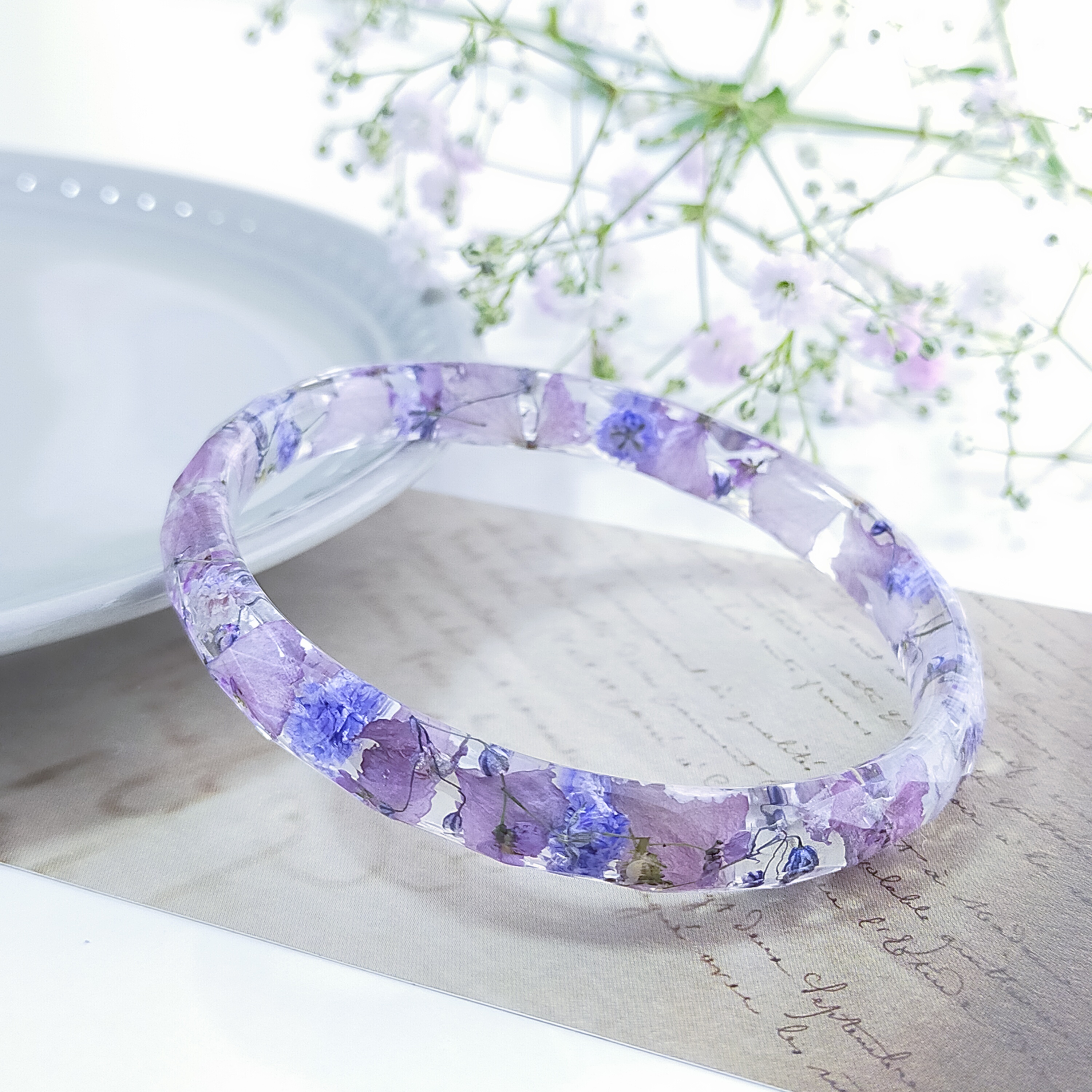 〜ふんわりラベンダーカラーのバングル〜　くすみカラー　アンティーク　紫　パープル　ドライフラワー　レジン　クリア　春夏秋