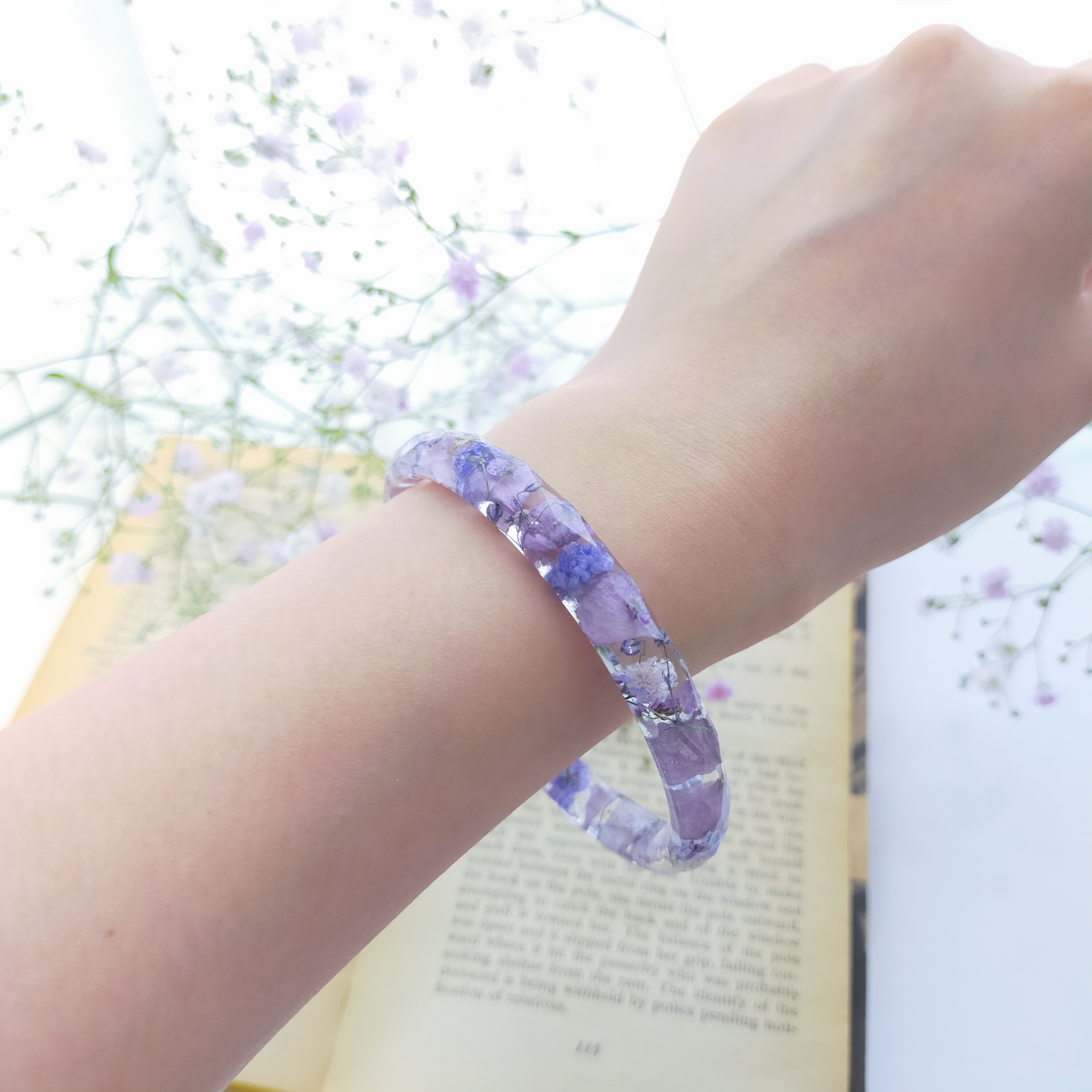 〜ふんわりラベンダーカラーのバングル〜　くすみカラー　アンティーク　紫　パープル　ドライフラワー　レジン　クリア　春夏秋