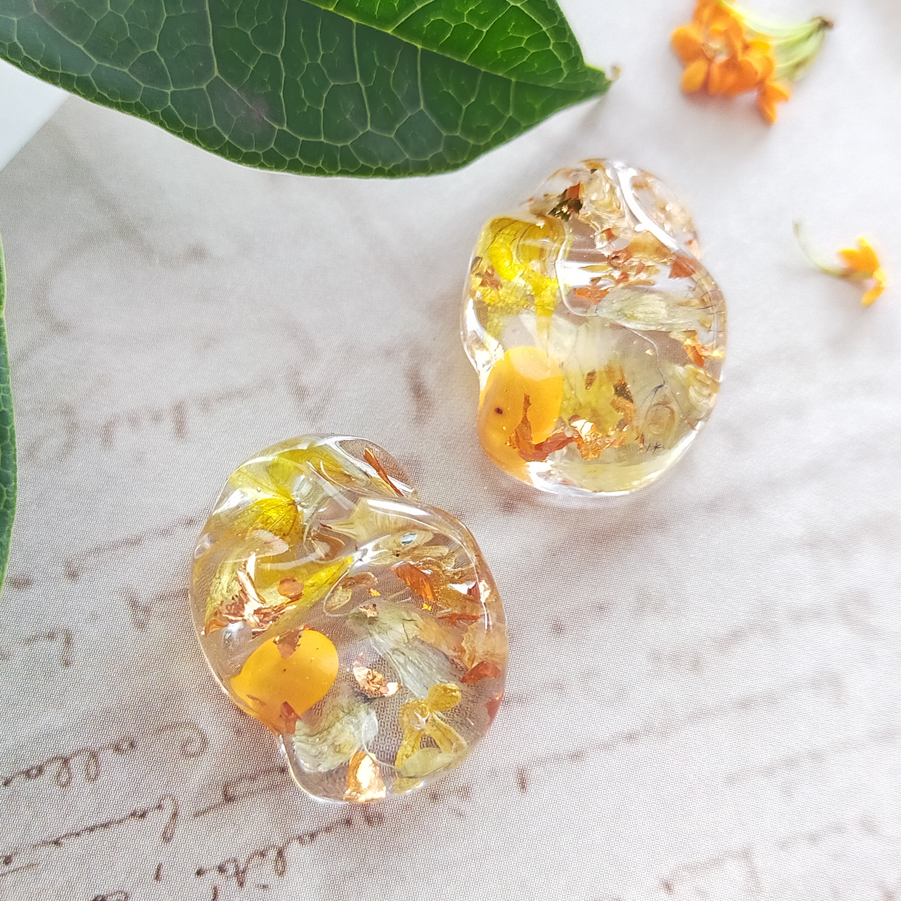 〜金木犀とメラスフェルラのそら豆イヤリング〜ドライフラワー　クリア　レジン　ビーンズ　ピアス　花　鉱石　春夏秋冬オレンジ