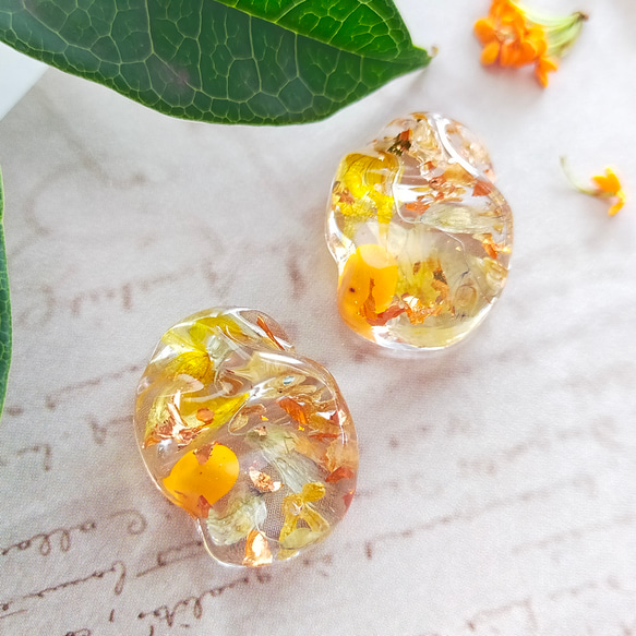 レジン ピアス イエロー ドライフラワー 春 夏 1粒タイプ カスミソウ 不規則 金木犀とメラスフェルラのそら豆イヤリング〜ドライフラワー