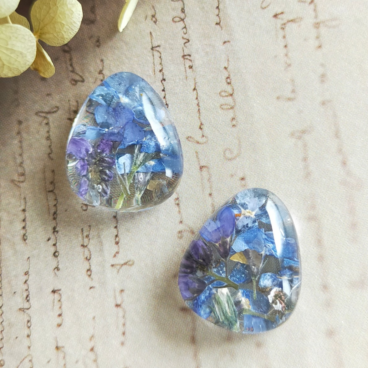 〜忘れな草の秋空トリリアントイヤリング〜ドライフラワー　ワイン　クリア　レジン　ピアス　花　鉱石　春夏秋冬　ブルー　三角